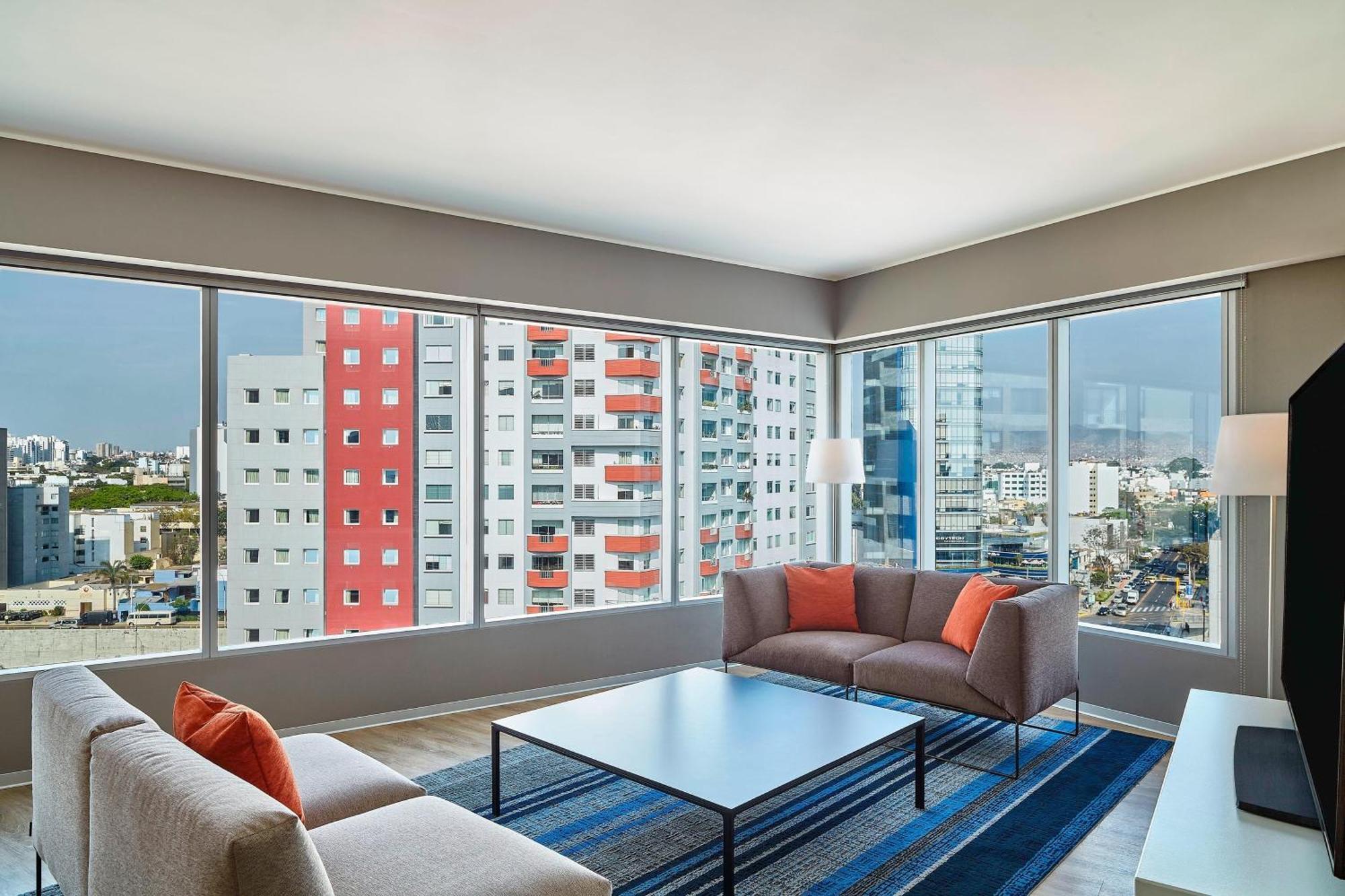 Savvy Suite 1 King City View Corner Room