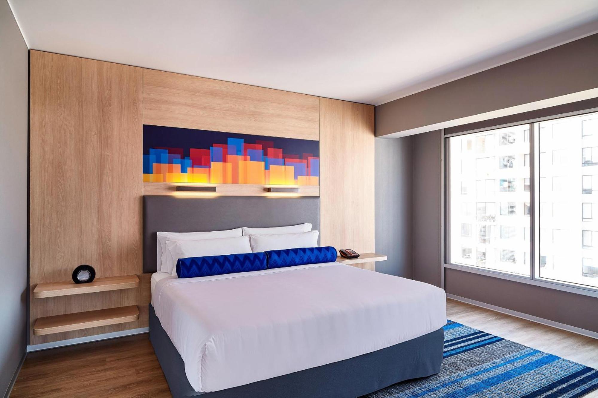 Savvy Suite 1 King City View Corner Room