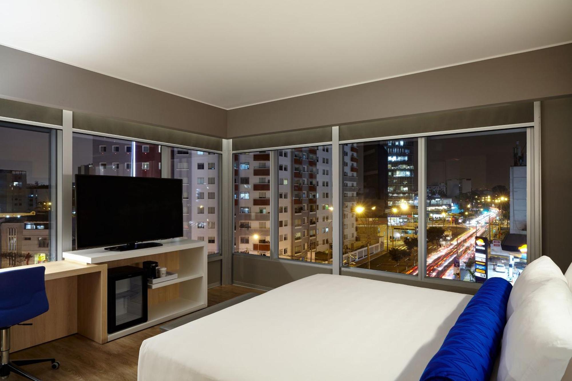 Sweet Corner Larger Guest Room 1 King City View Corner Room