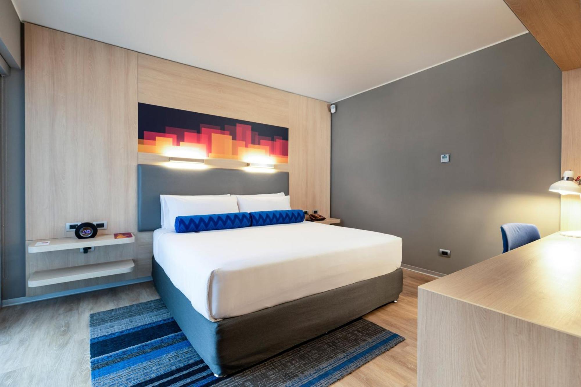 Urban Room Guest Room 1 King Courtyard View