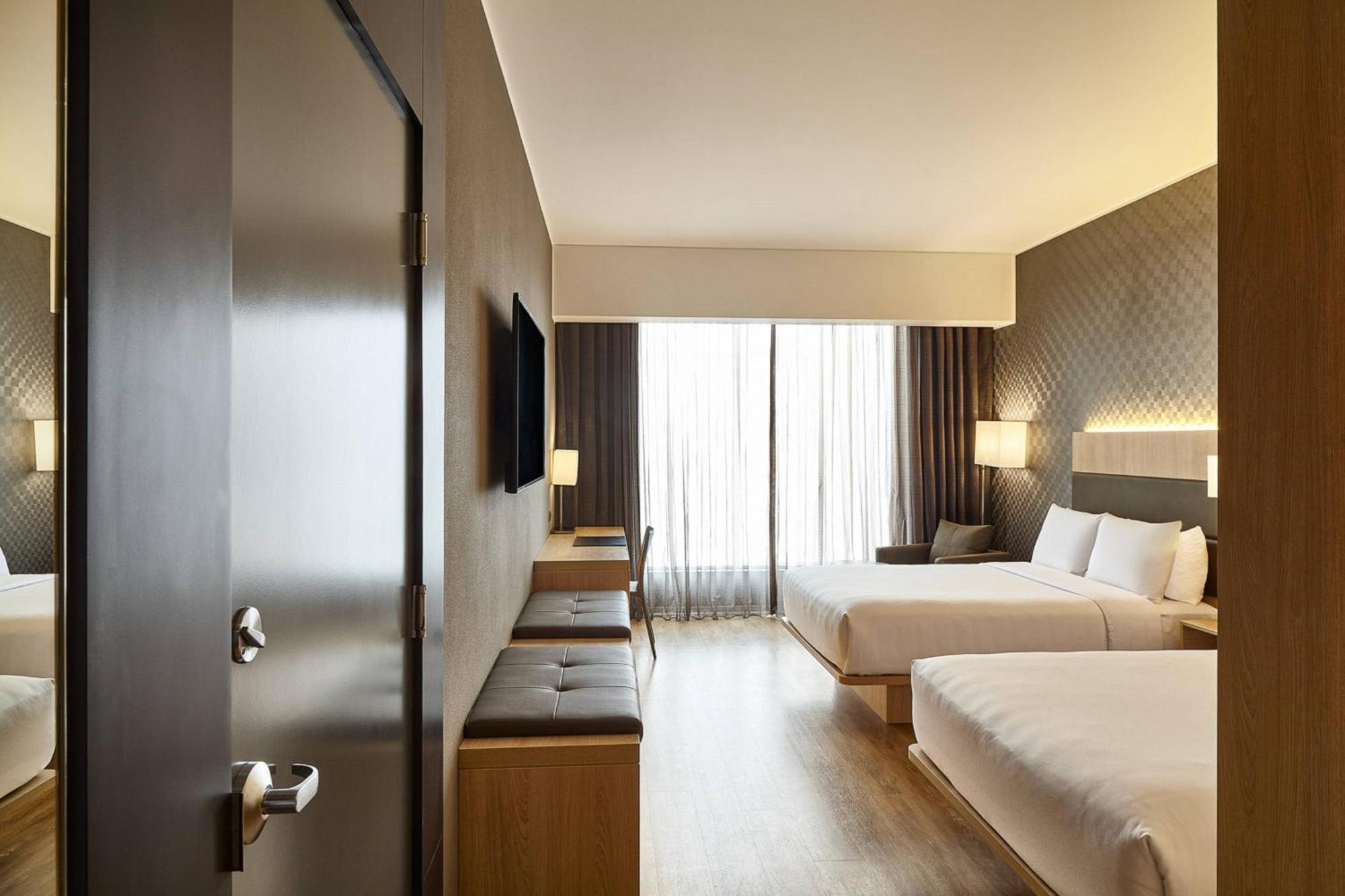Guest room 2 Double City view Low floor