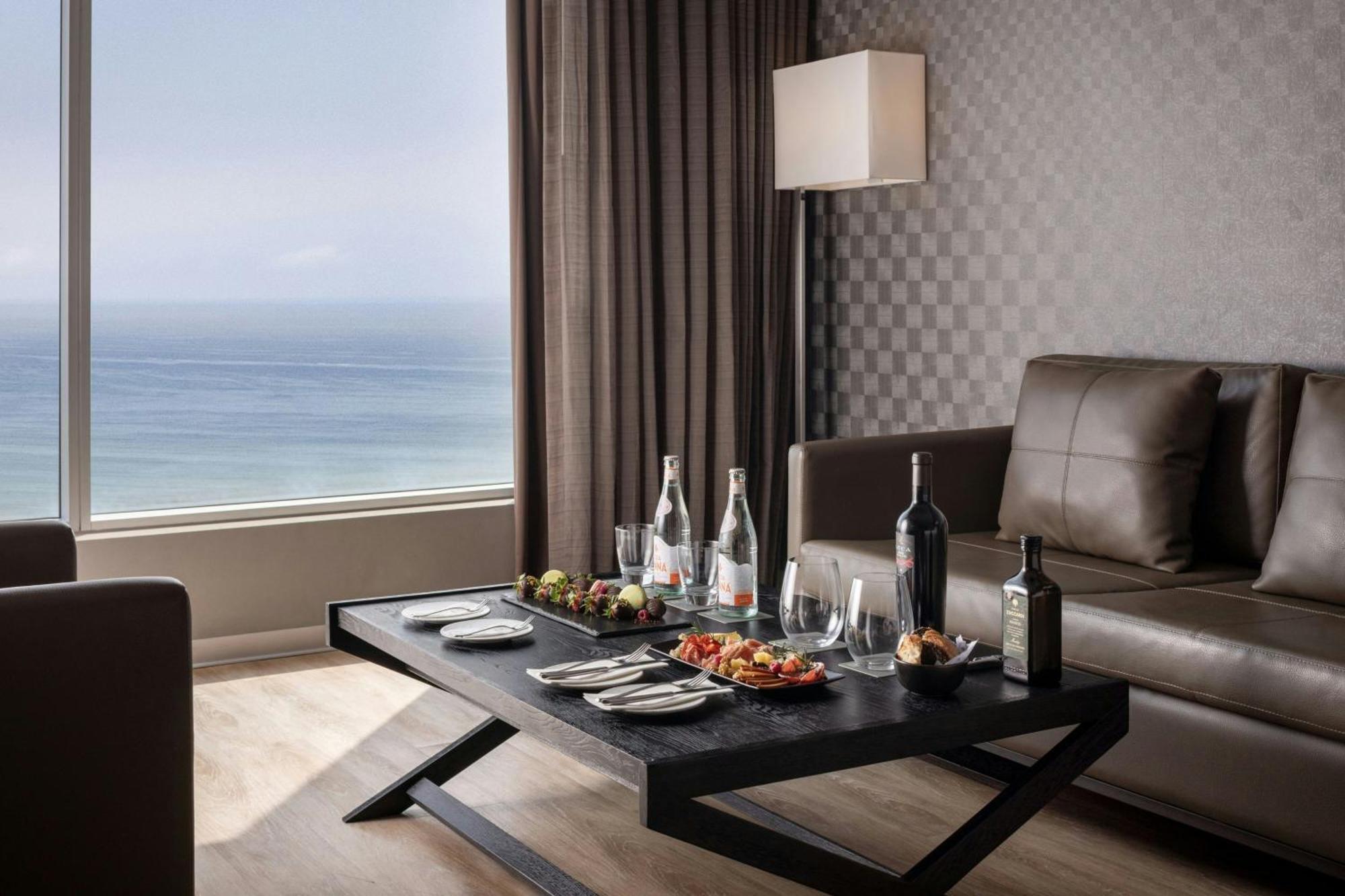Ocean Junior Suite Junior Suite 1 King Oceanfront