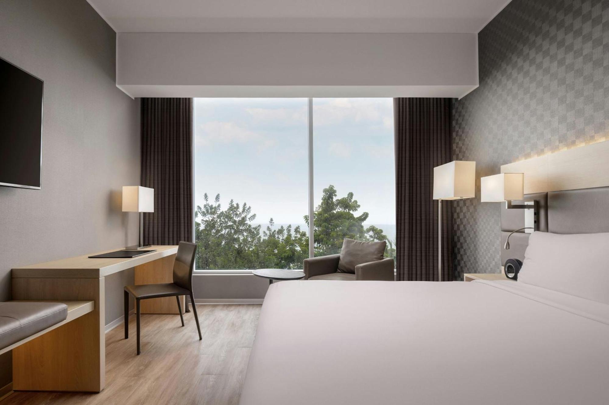 Deluxe King Room Partial Ocean View