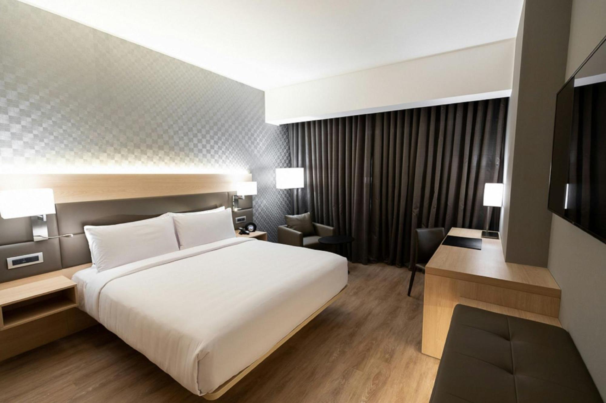 Deluxe King Room Partial Ocean View