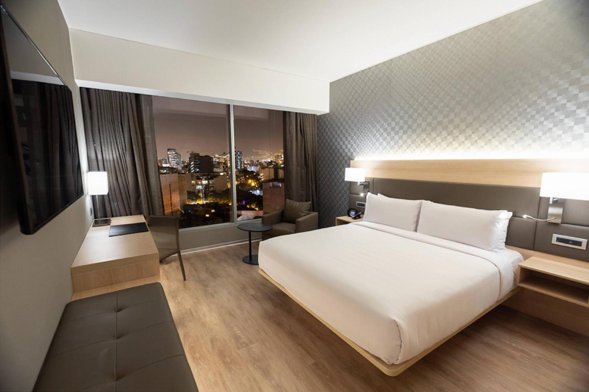 Deluxe King Room Partial Ocean View