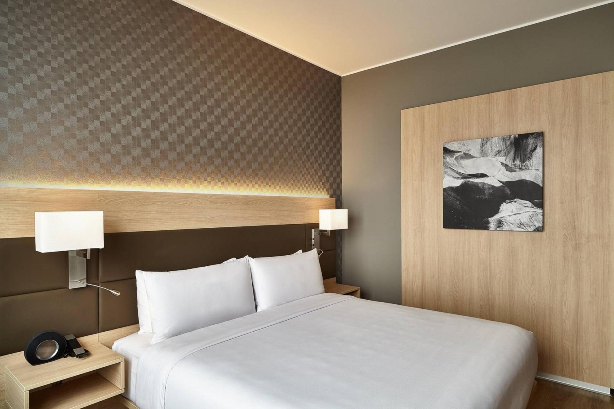 Deluxe King Room Partial Ocean View