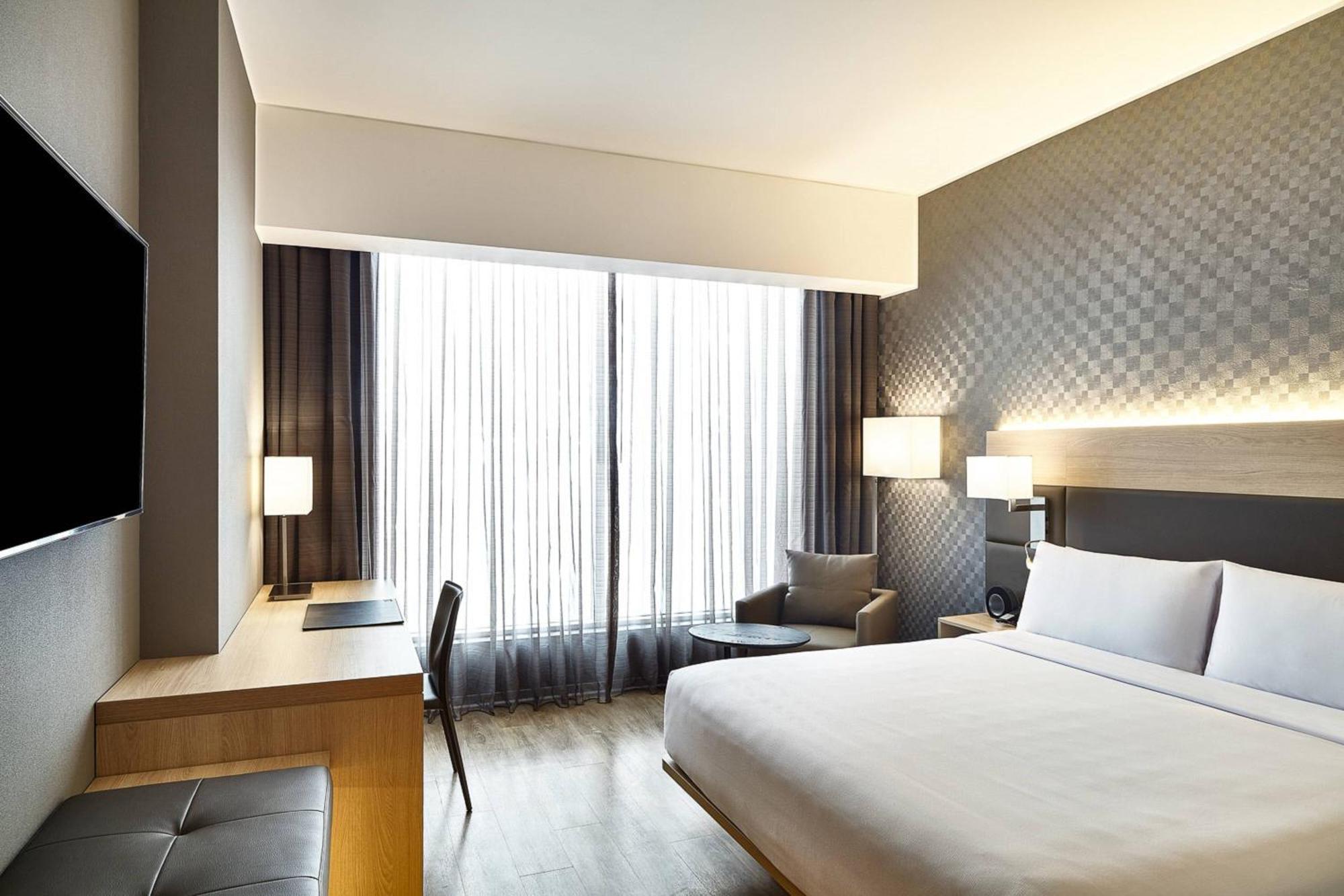Deluxe King Room Partial Ocean View