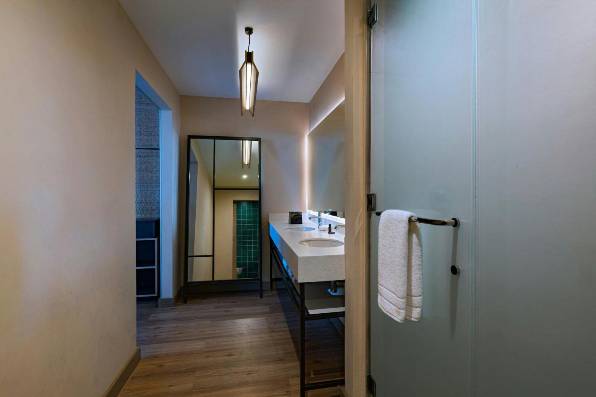 Splash Pool Level Suite 1King