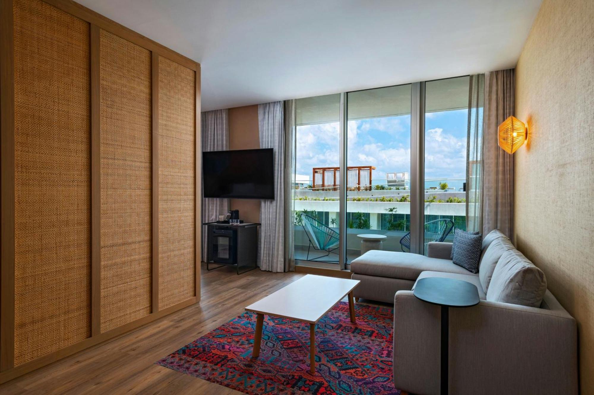 Splash Pool Level Suite 1 King Balcony
