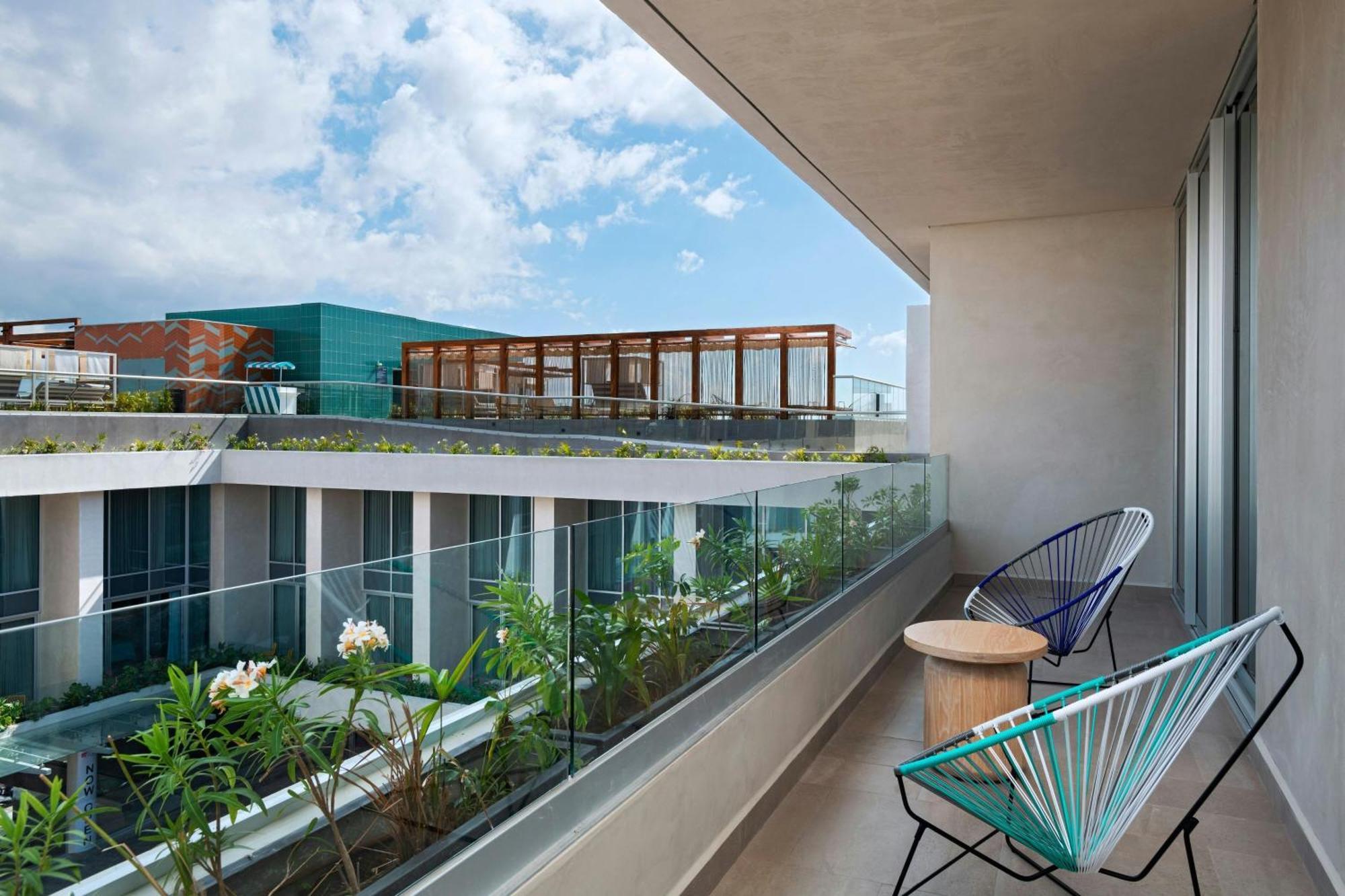 Splash Pool Level Suite 1 King Balcony