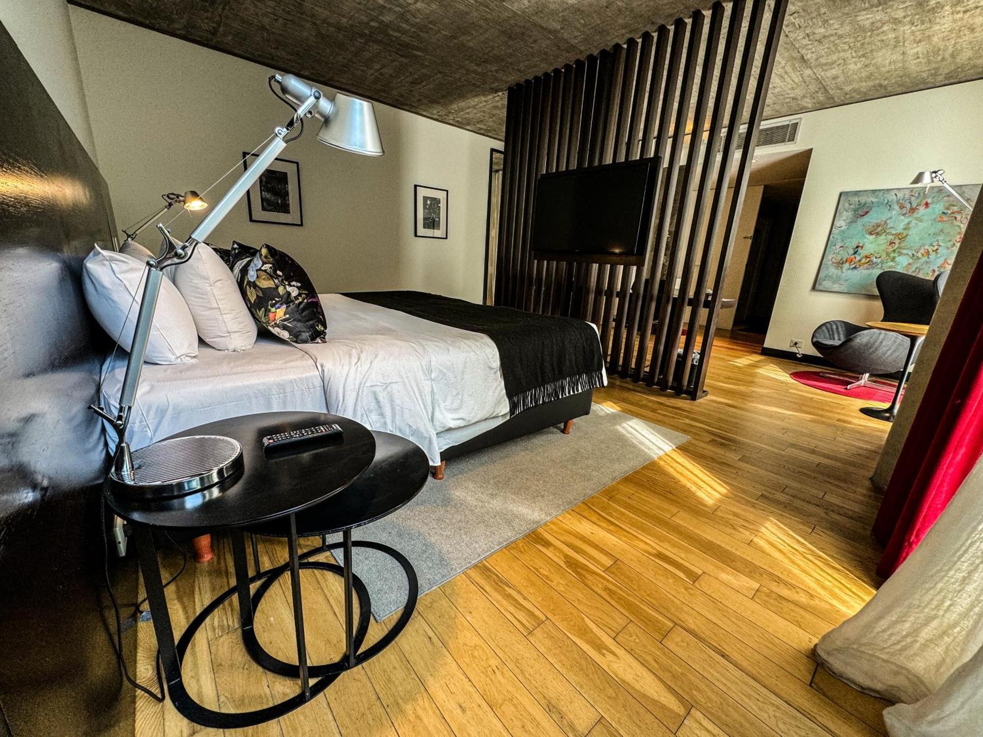 Corner Queen Room