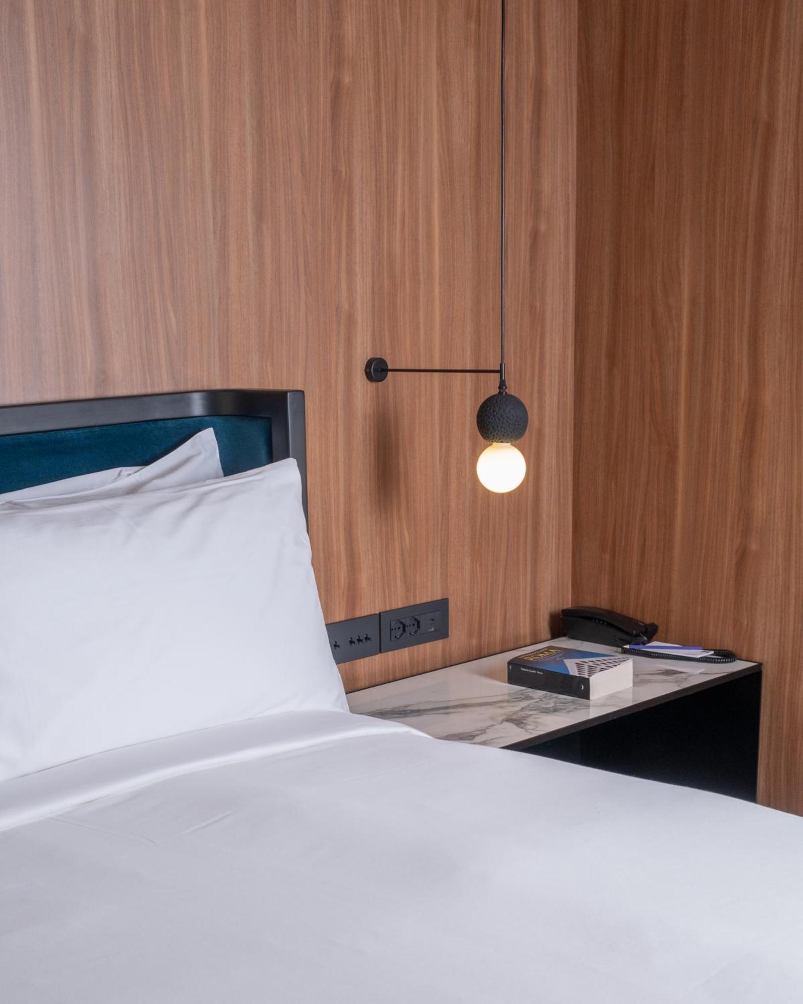 Arc King Room