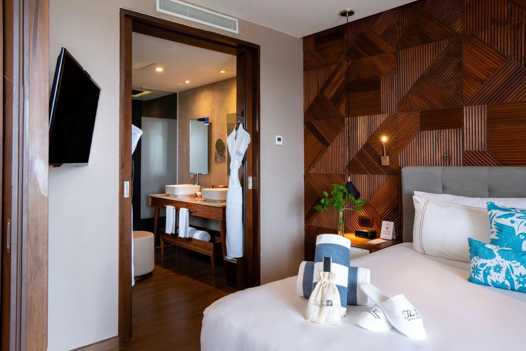 One-Bedroom King Suite Partial Ocean View