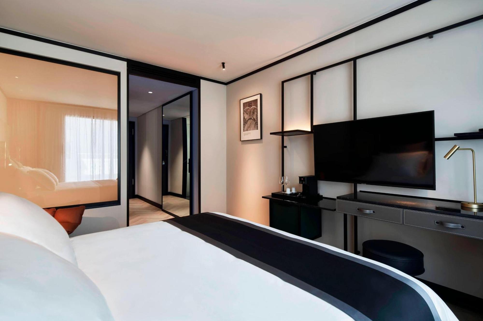 City View Deluxe Guestroom 1 King Bed