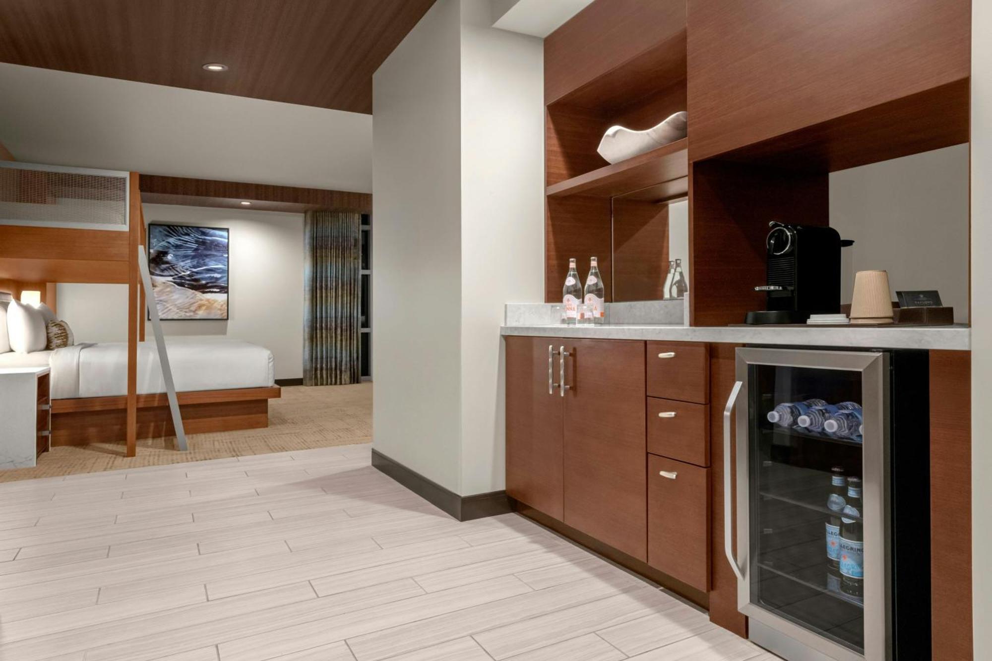 Family Suite Bunk Beds 1 Queen 1 Twin Bunk Beds