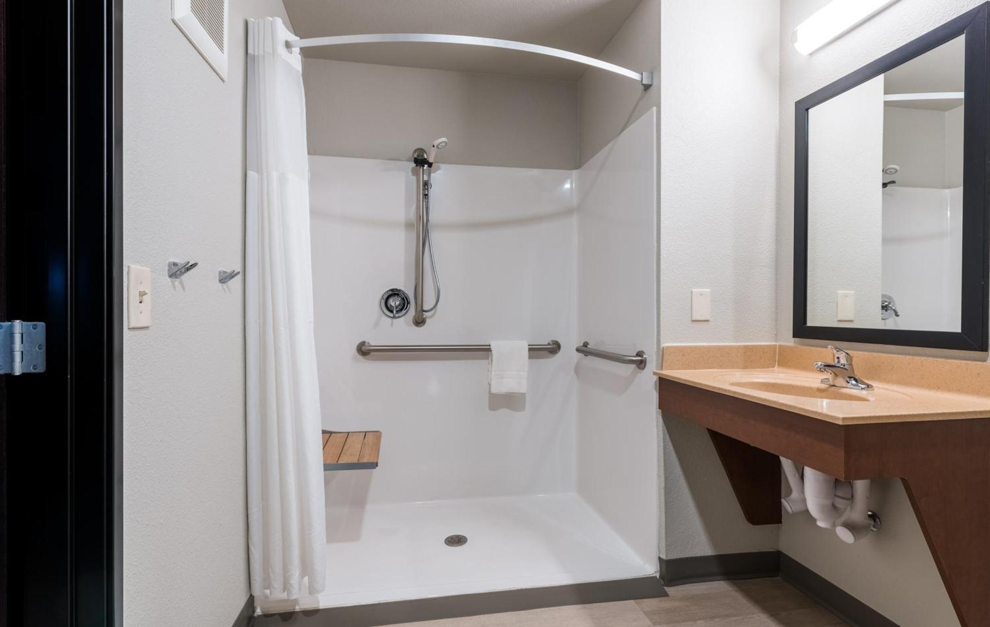 Queen Room Hearing & Mobility Accessible Roll Shower,1649987370:JPEG