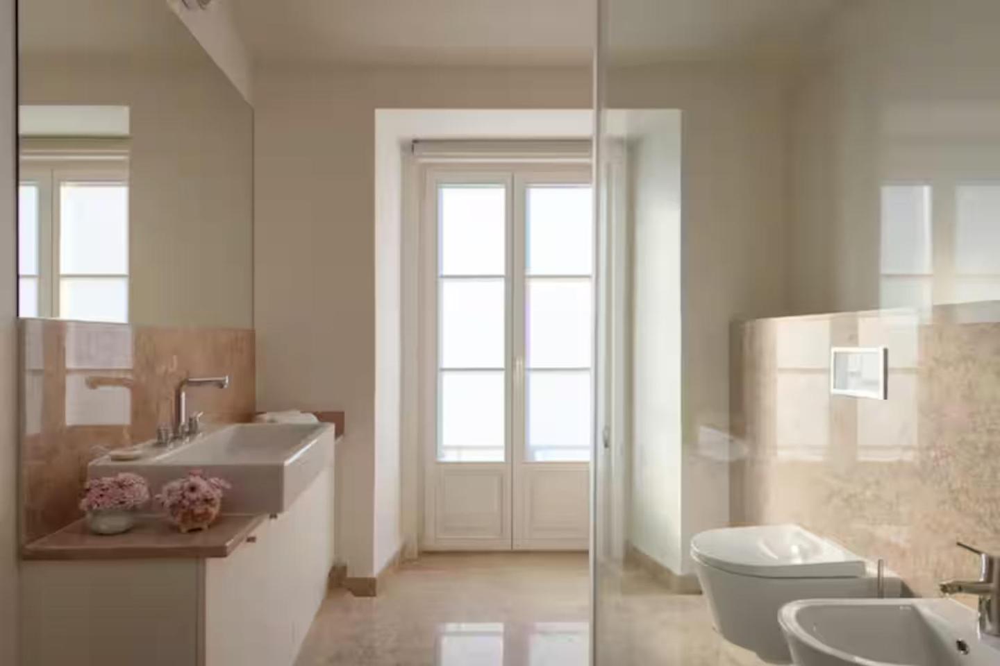 Deluxe One-Bedroom Apartment