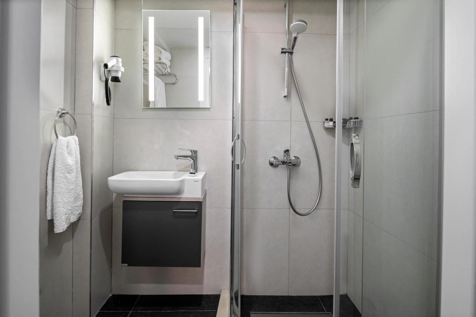Budget Twin Room Basement,1660421001:JPEG