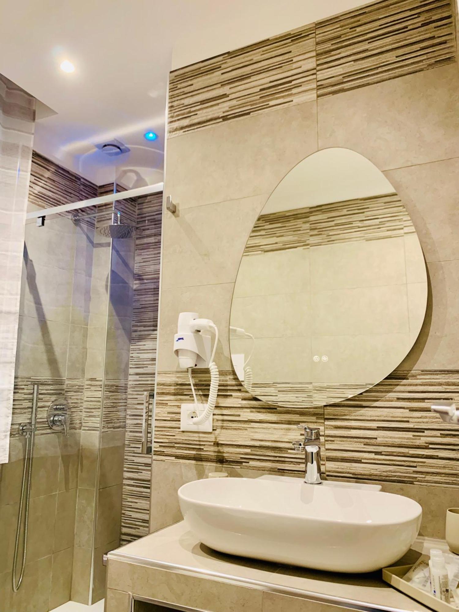 Double or Twin Room Private External Bathroom