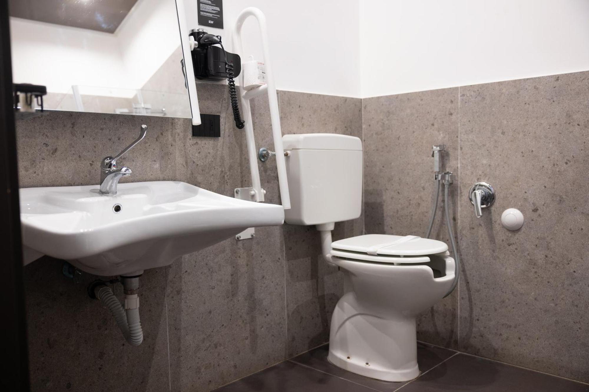 Double or Twin Room Disability Access