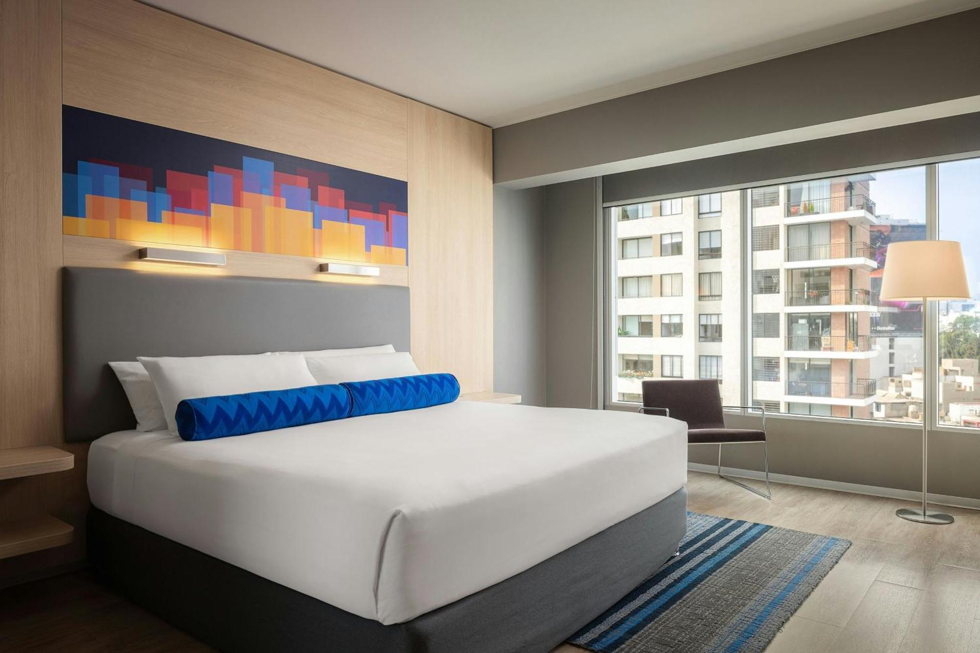 Savvy Suite 1 King City View Corner Room