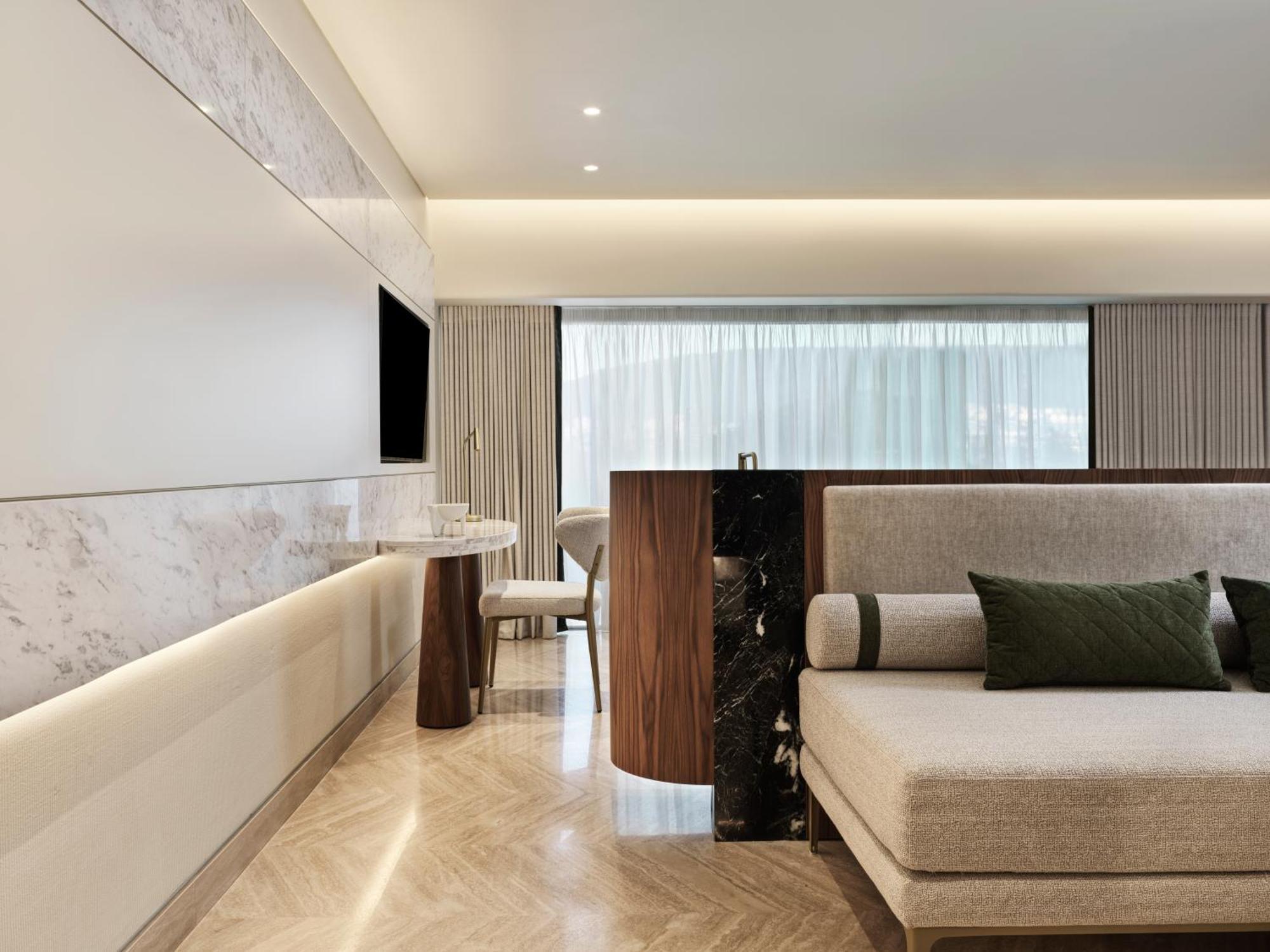 Premium Panorama Suite Balcony & Temple View