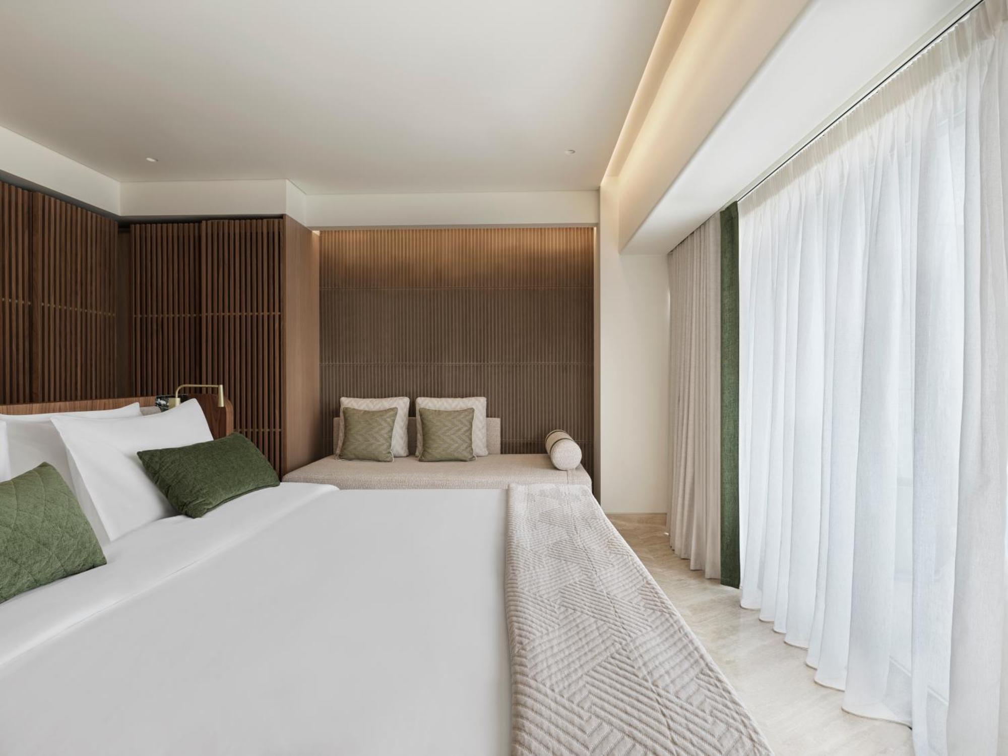 Panorama Suite Balcony & Temple view