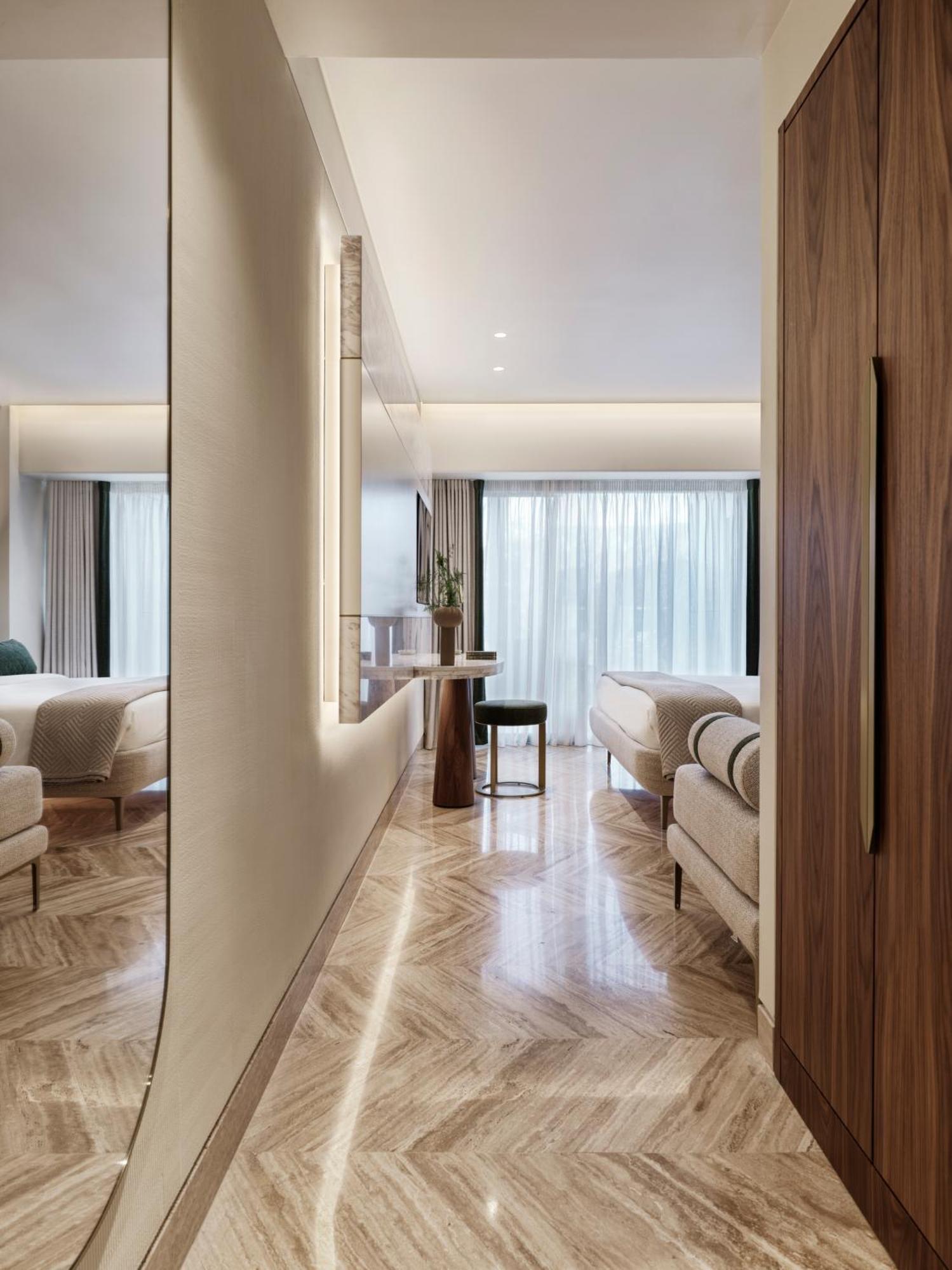 Executive Room Balcony & Temple View