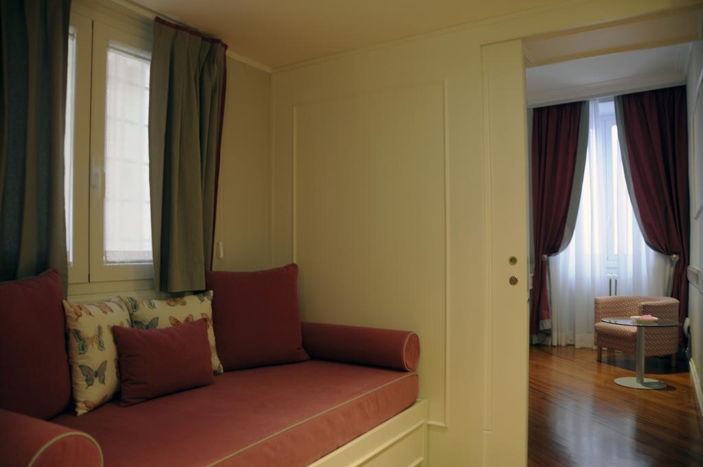 Red Junior Suite