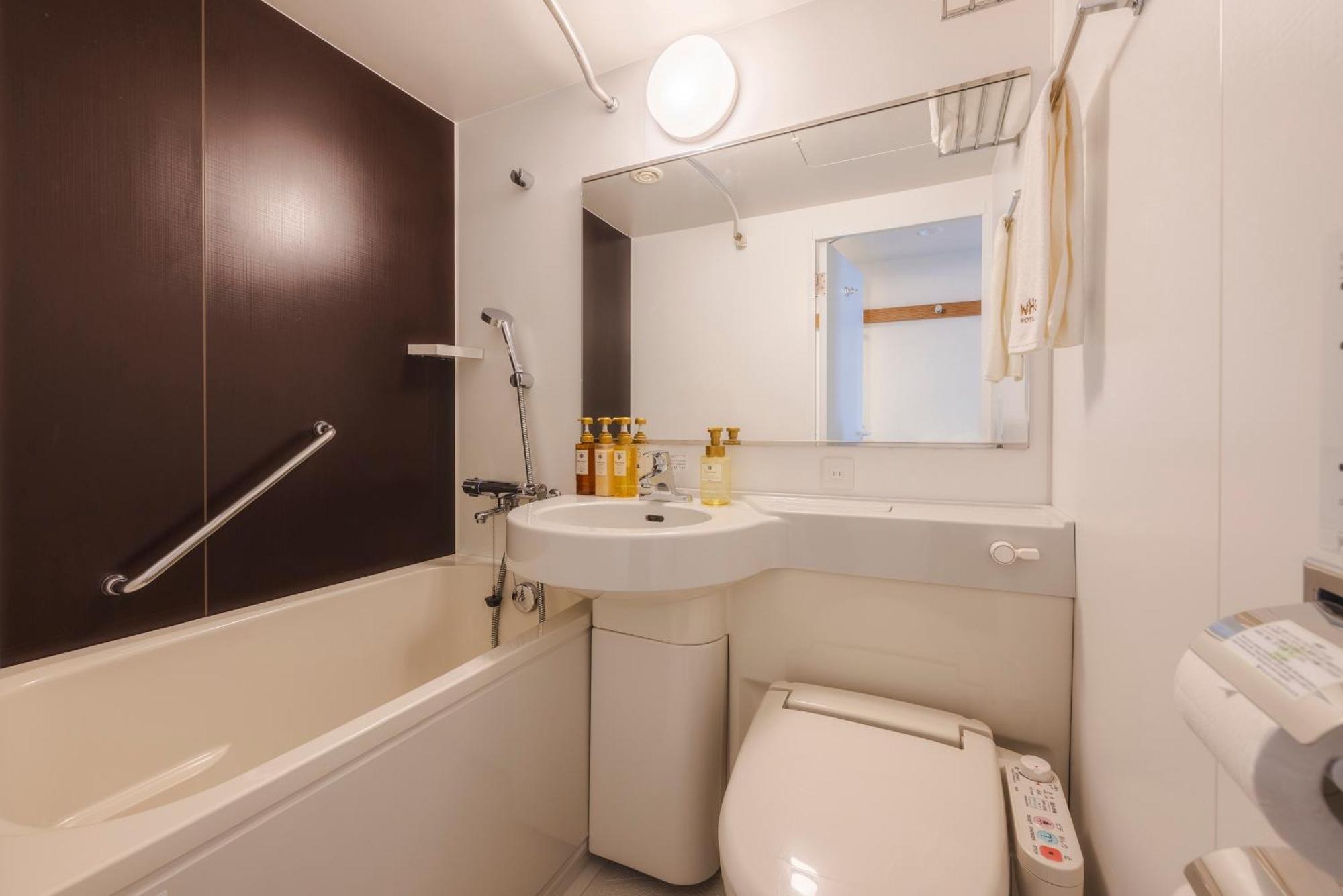 Triple Non smoking Renewal Floor Lounge Access