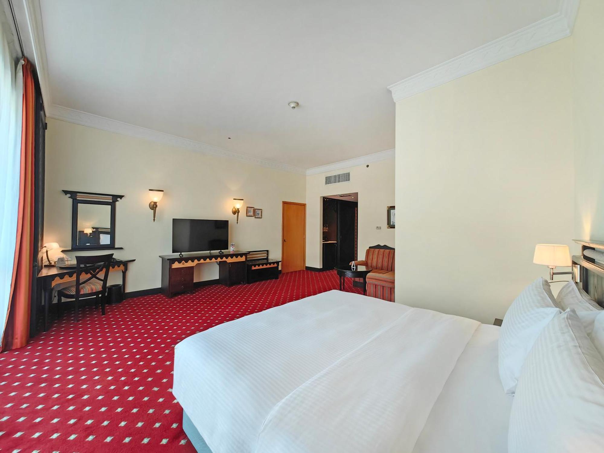 Deluxe King Room complimentary shuttle to DXB Airport Terminal 1 & 3