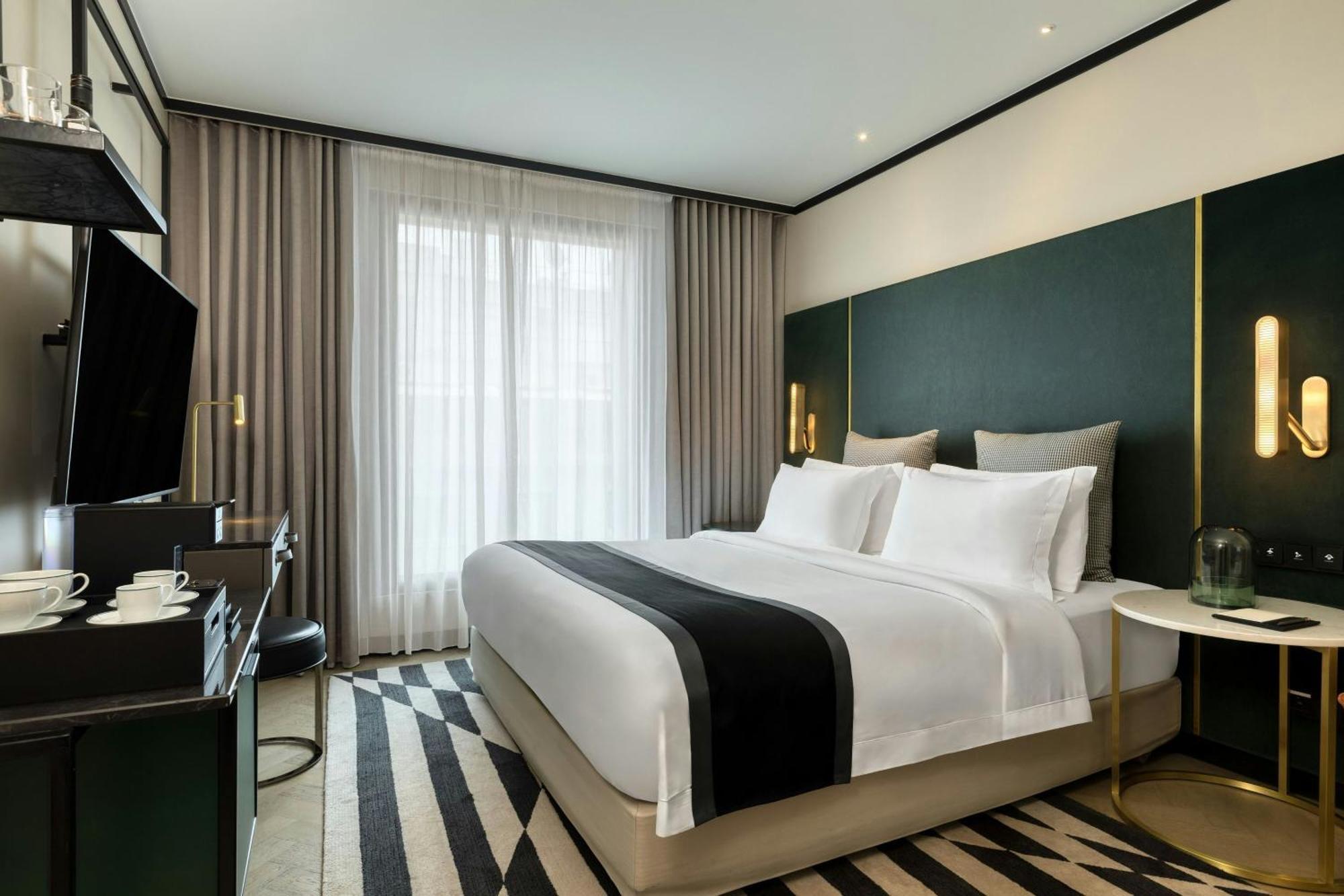 City View Deluxe Guestroom 1 King Bed