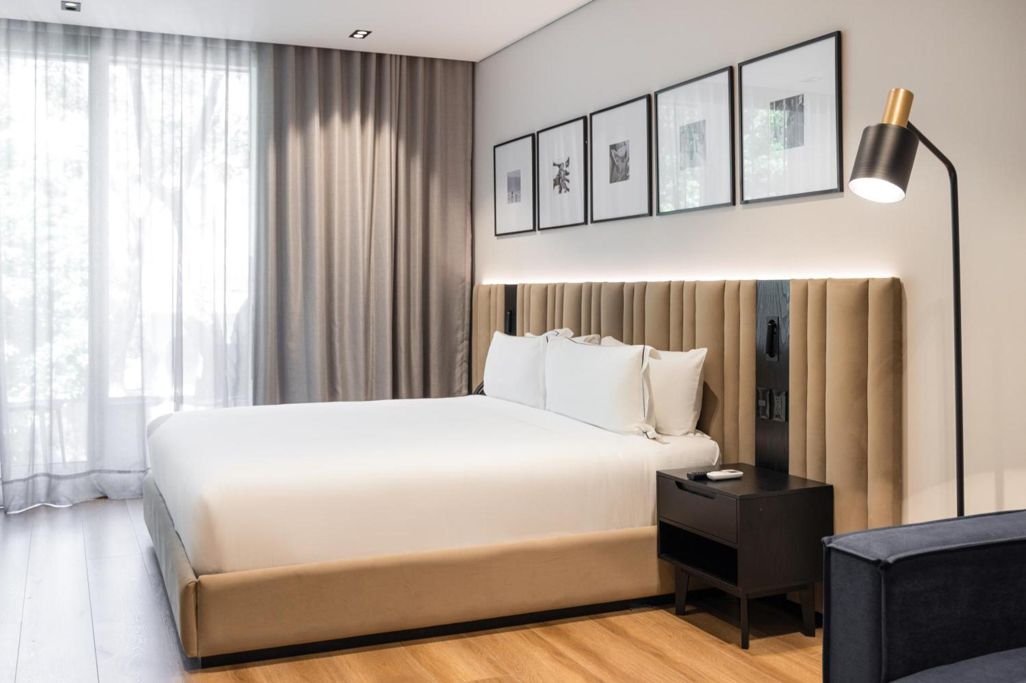 Deluxe King Suite