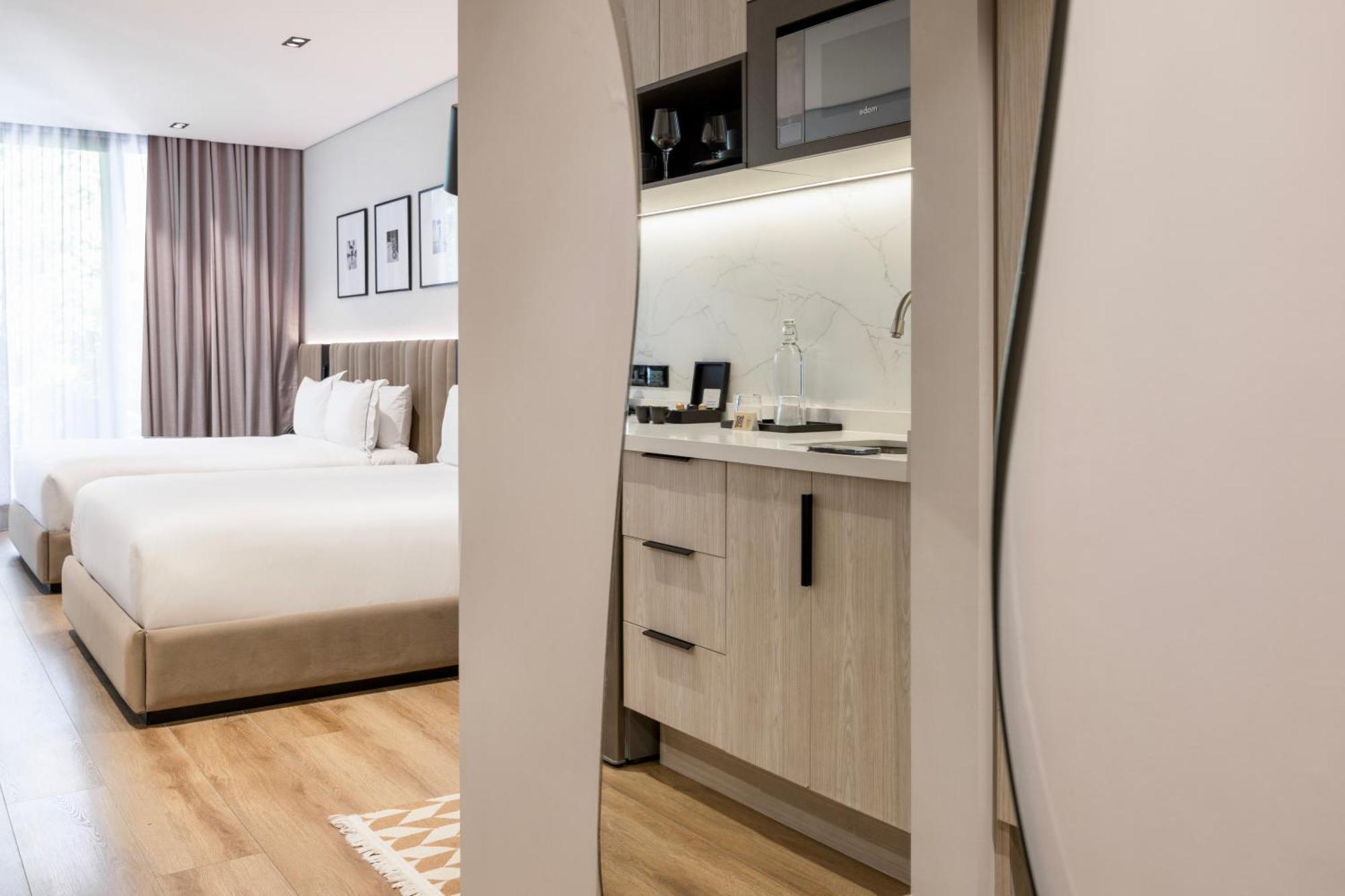 Deluxe Queen Suite