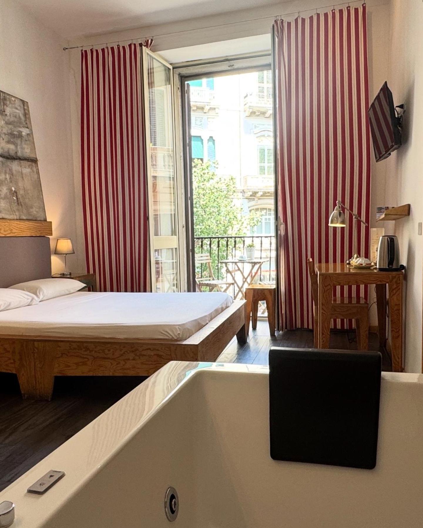 Deluxe Double Room Bath