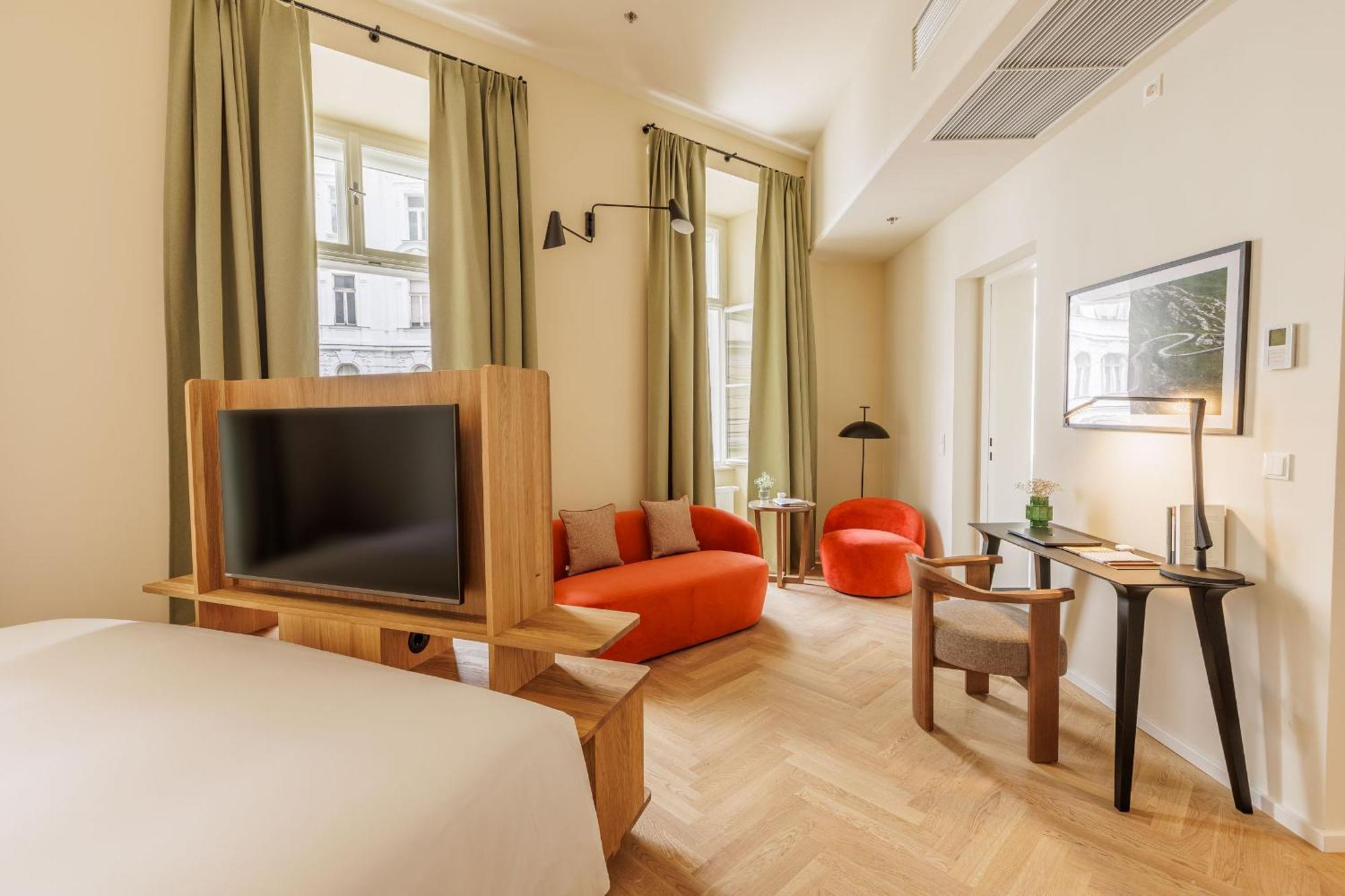 Wilde Superior Bedroom