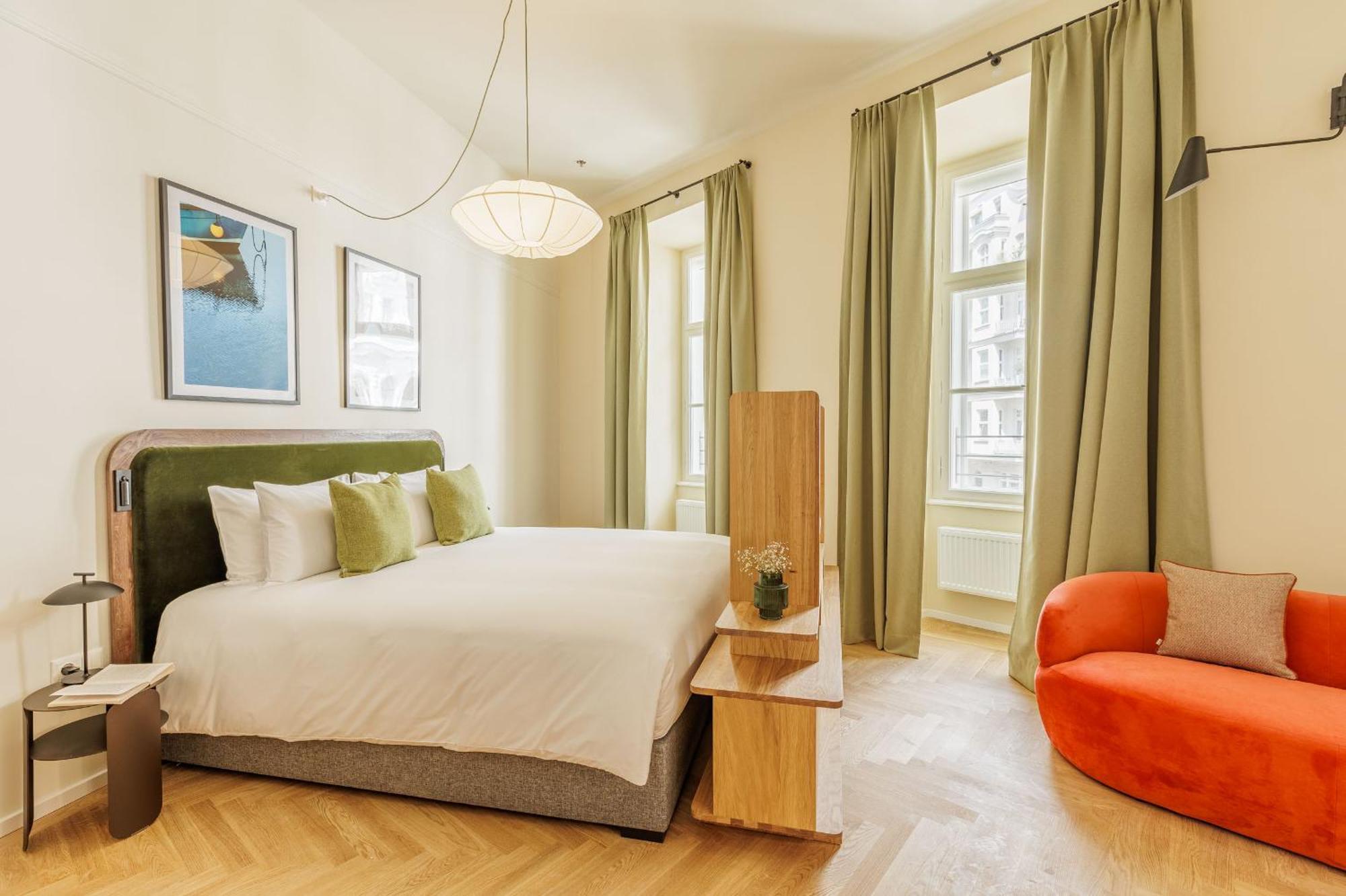 Wilde Superior Bedroom