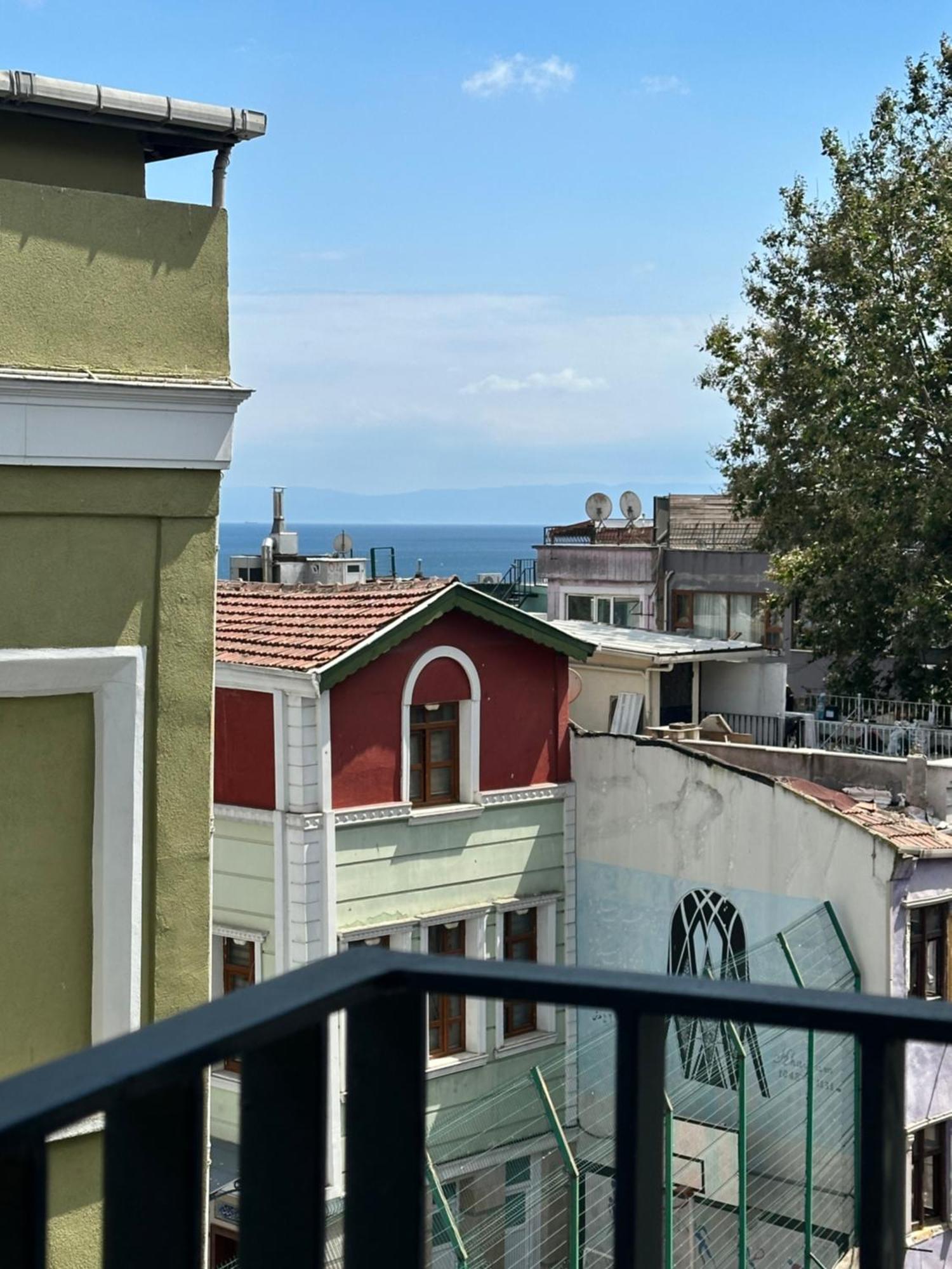 Queen Double Room with Partial Sea View and Balcony