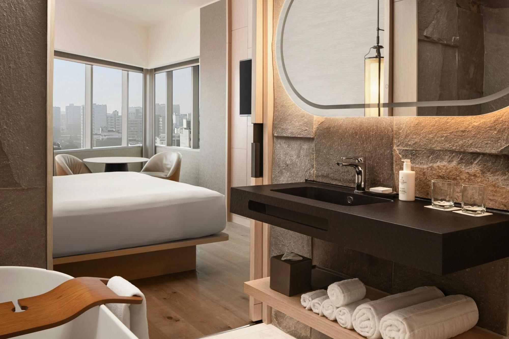Urban Queen Room