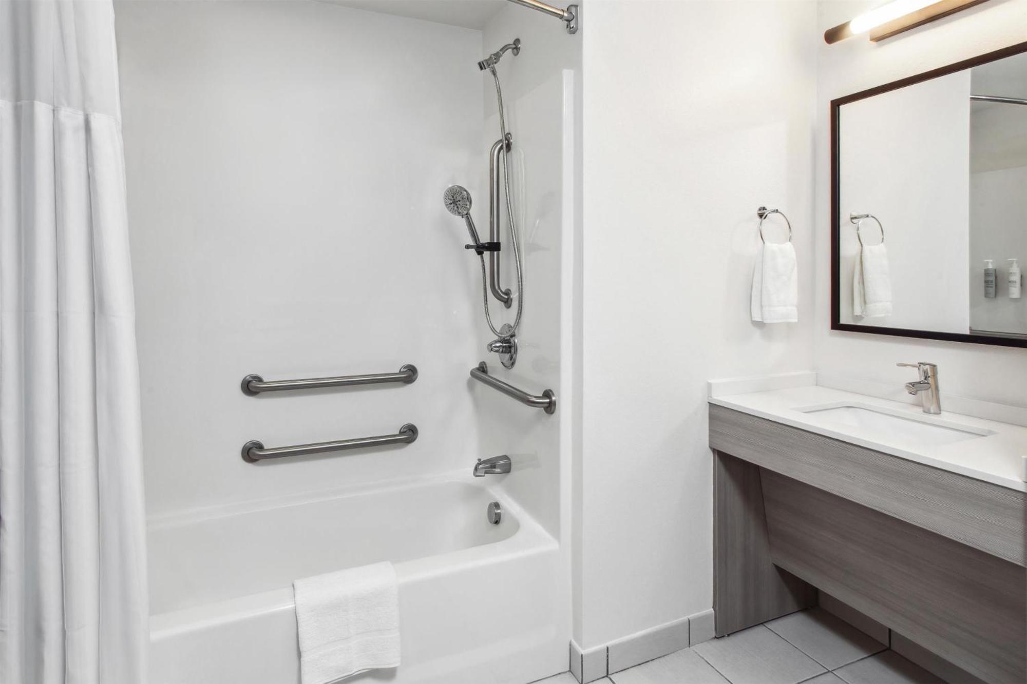 Queen Room Two Queen Beds Mobility Accessible Tub,1698152055:JPEG