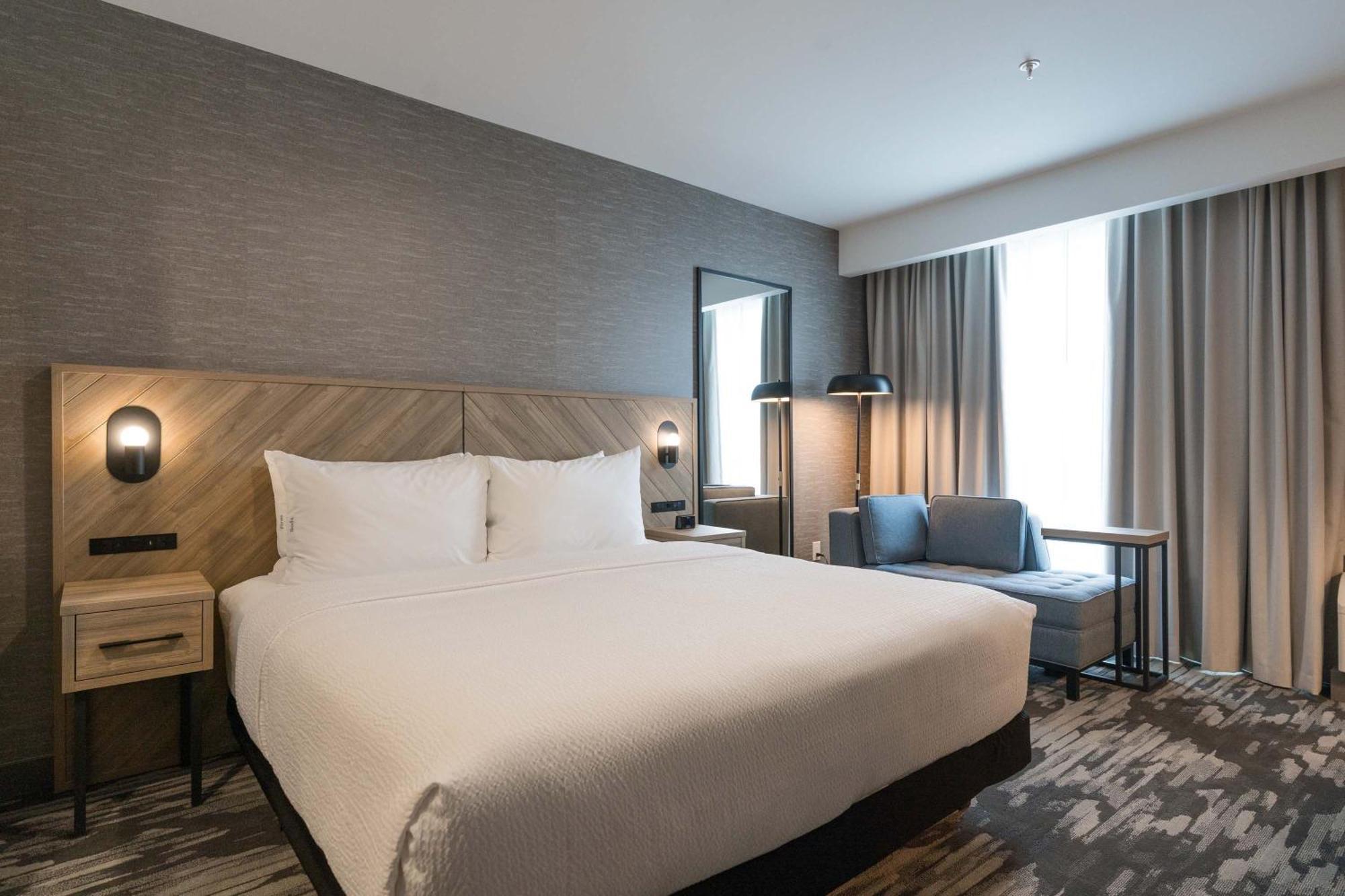 Standard Room, 1 King Bed, Euro Bathroom