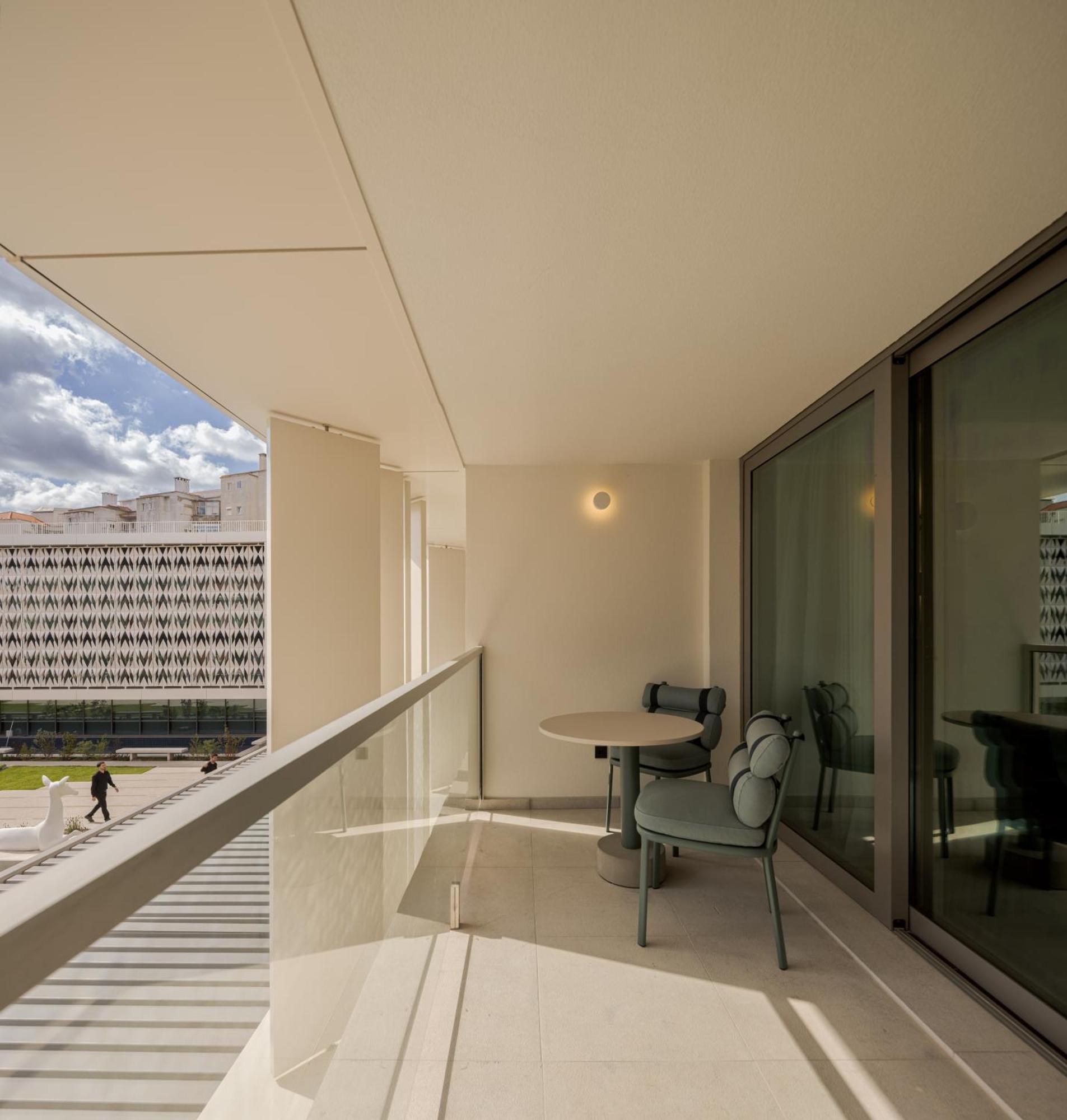 Contemporary Double or Twin Room Balcony