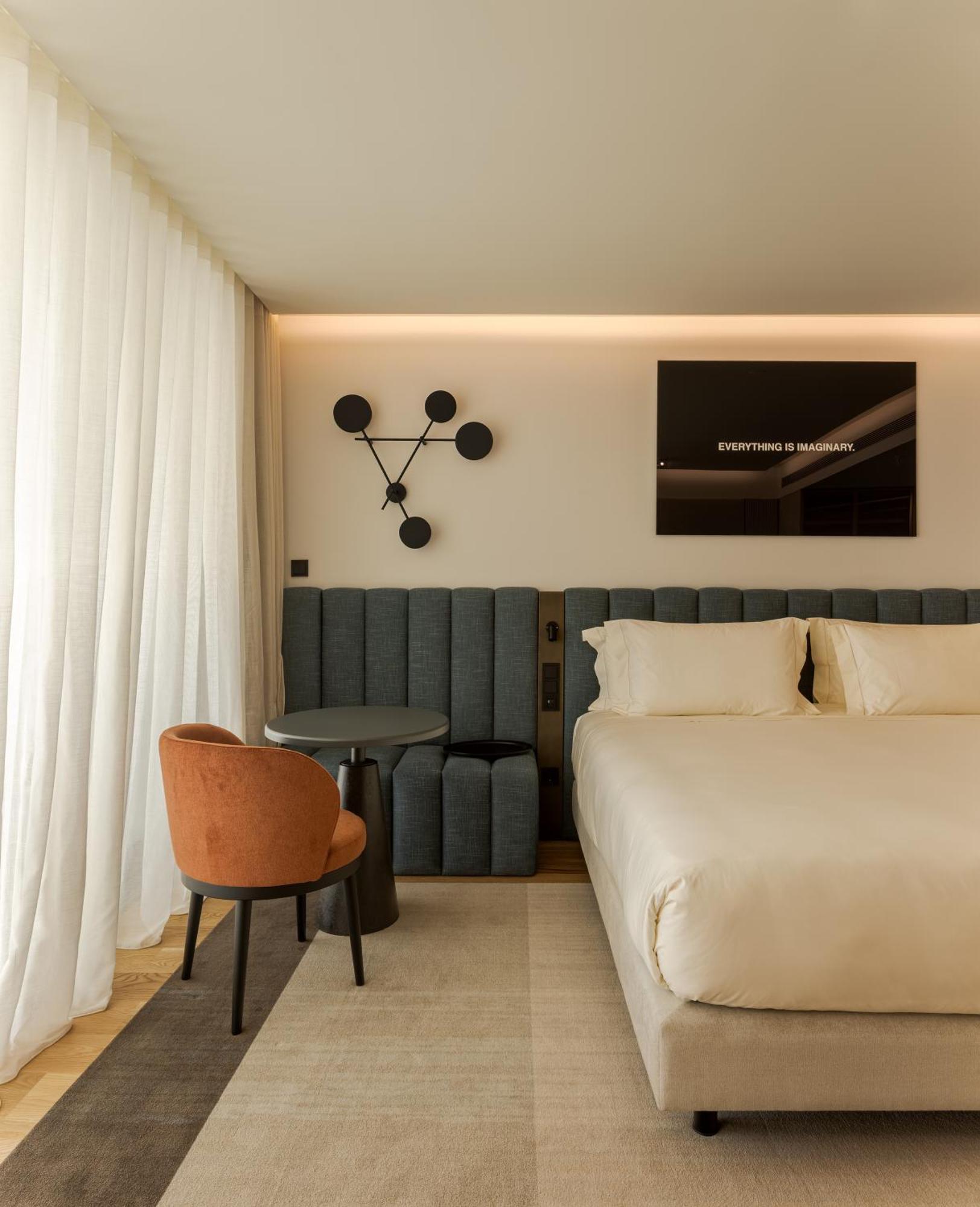 Contemporary Double or Twin Room Balcony