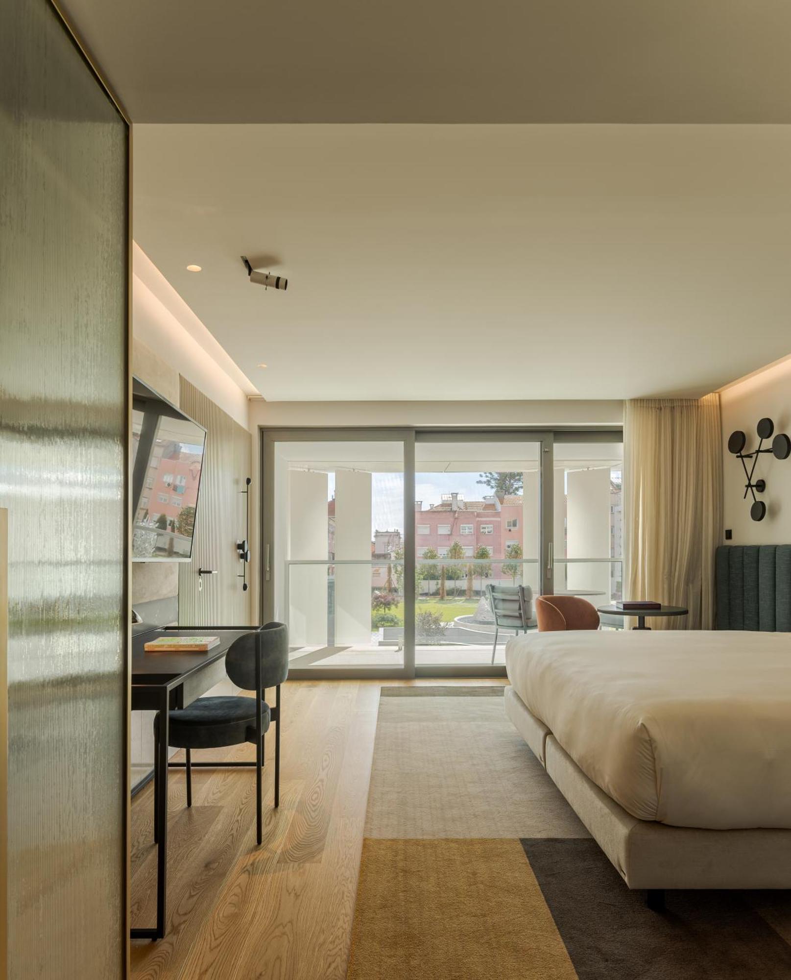 Contemporary Double or Twin Room Balcony