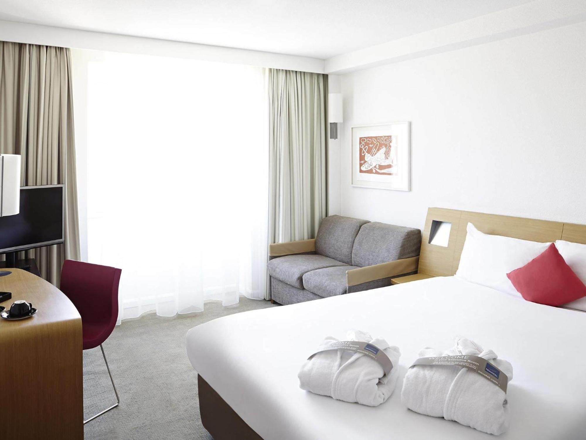 Executive Queen Room Double Sofa Bed
