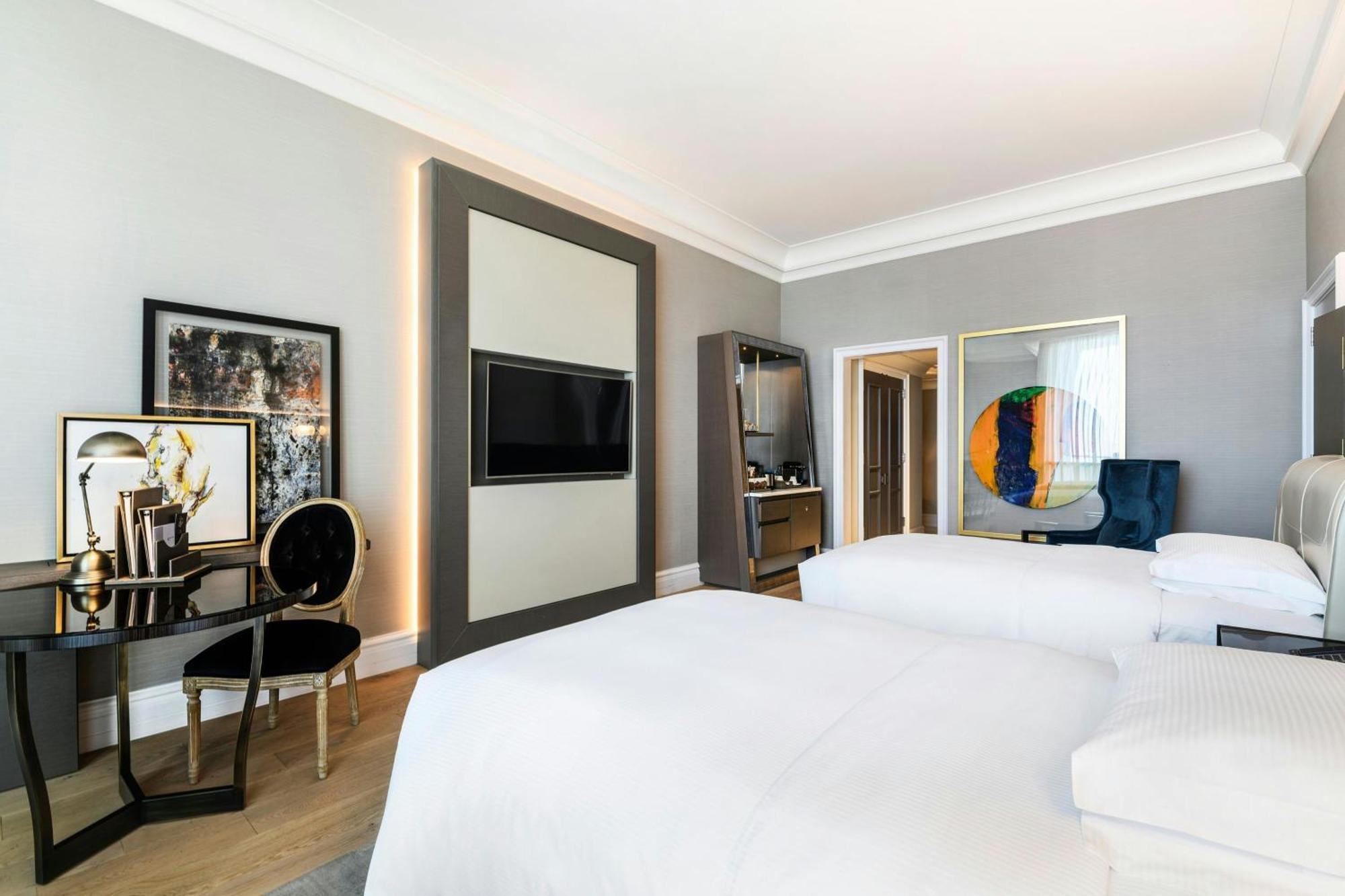 Club Twin Room Lounge Access