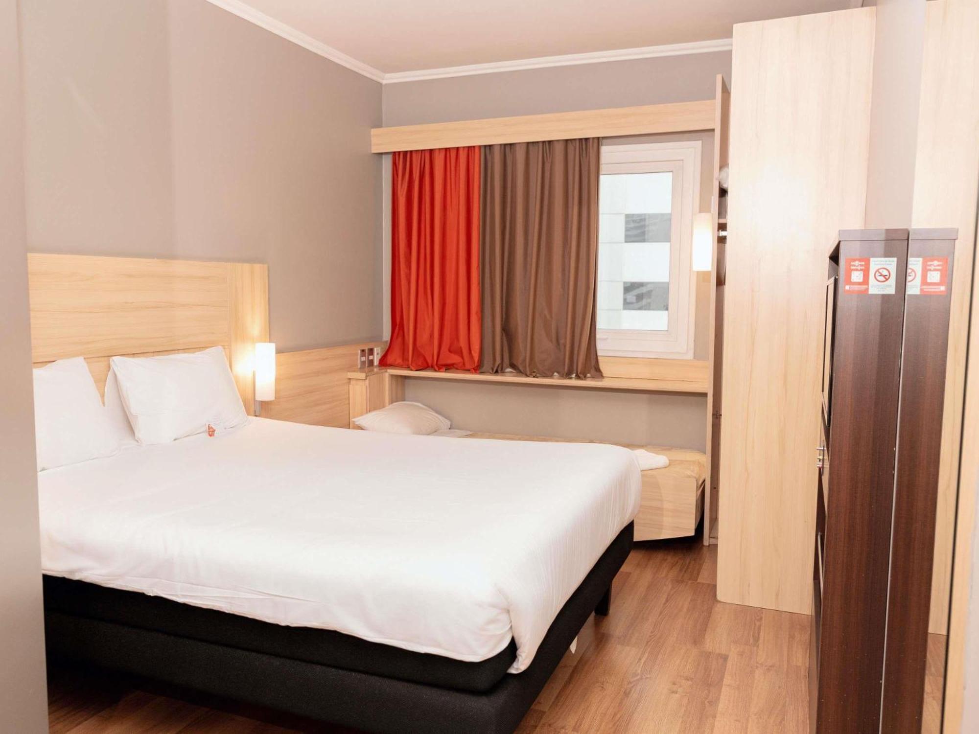 Standard Queen Room Child Bed