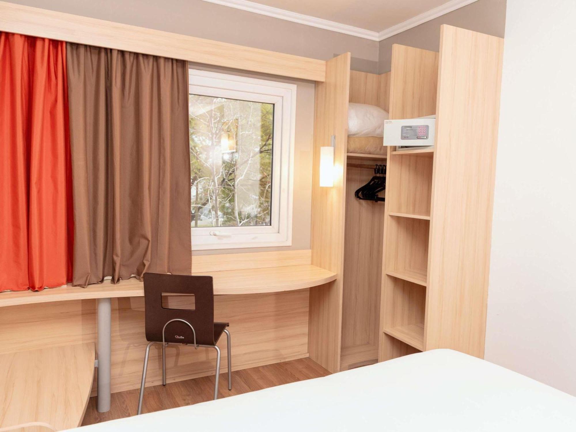 Standard Queen Room