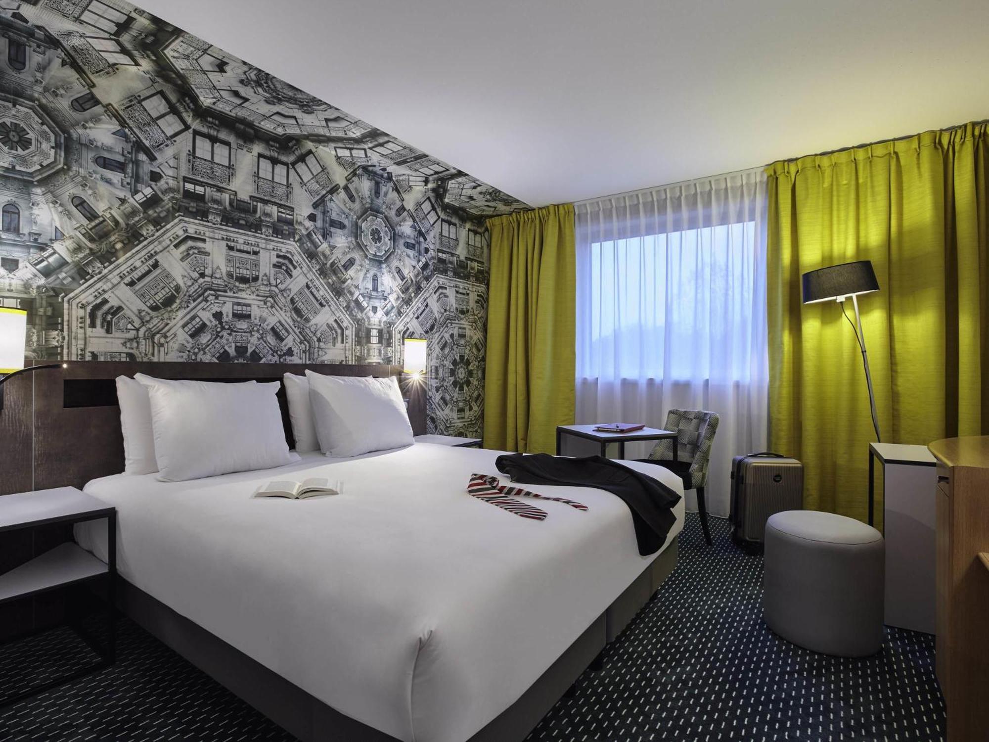 Suite Double Bed Two Single Beds