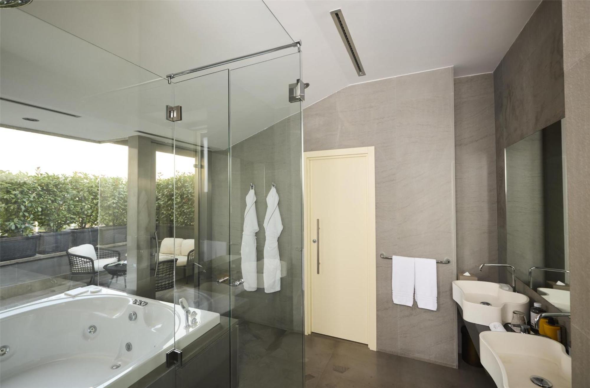 Suite Executive Jacuzzi Terrace View
